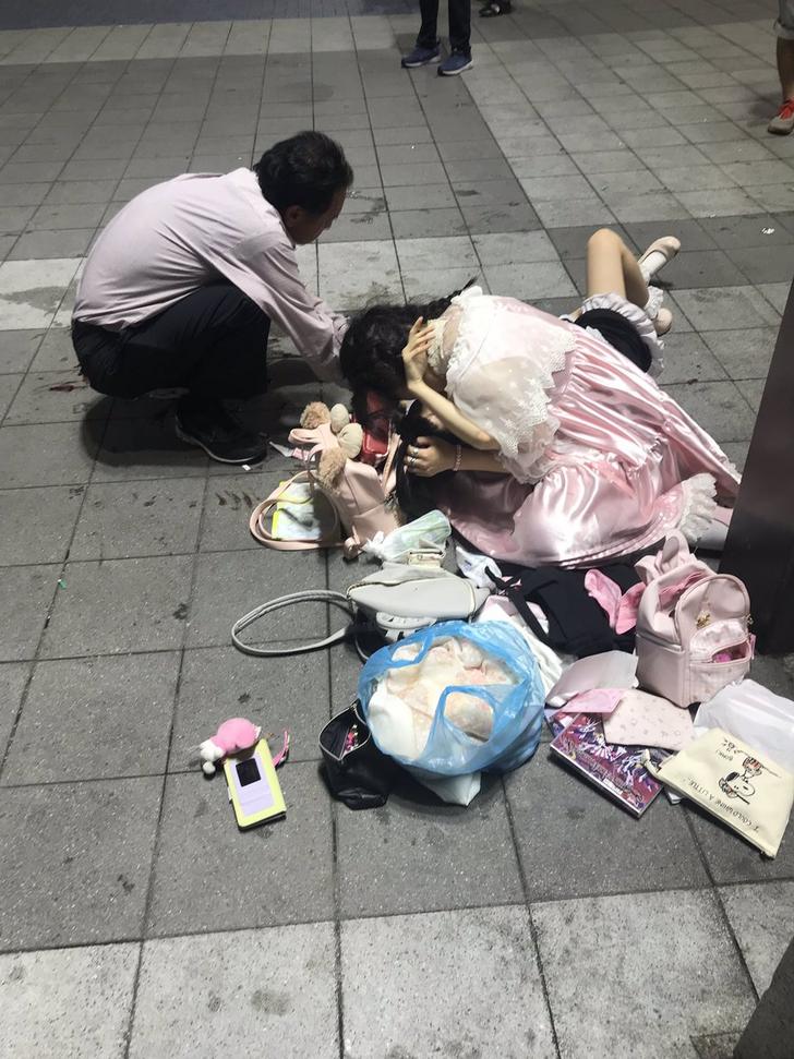 新宿の路上で白昼コスプレ女性が集団リスカ、血の海に【閲覧注意】（2019） 激裏gate Press