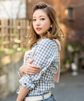 AAA伊藤千晃が黒い実業家恵藤憲二とデキ婚