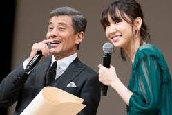 舘ひろしにハグされた新垣結衣の迷惑顔が話題