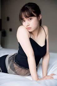 橋本環奈写真集でギリギリ露出が話題