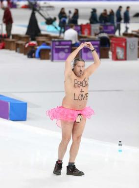 平昌五輪、表彰式後に半裸のオッサンがリンクに乱入