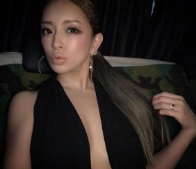 浜崎あゆみ、胸の谷間を加工するも長過ぎてお尻化