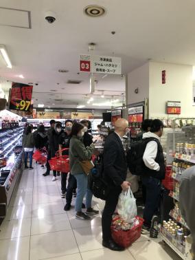 東京外出自粛、ロックアウト危機で買い占め始まる