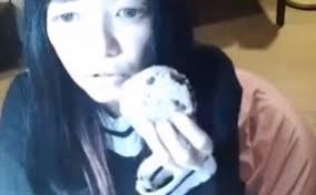美人YouTuberライブ中に赤飯を喉に詰まらせ窒息