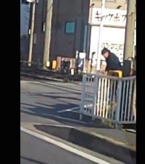 男が踏切遮断機をノコギリで切断、逃亡し逮捕
