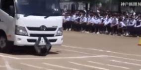 中学生の目前で事故再現中のスタントマン轢かれ死亡
