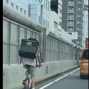 ウーバーイーツ配達員が自転車で首都高爆走