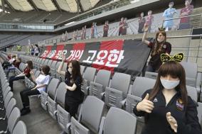 韓国サッカーリーグ・無観客スタンドにダッチワイフ設置し炎上