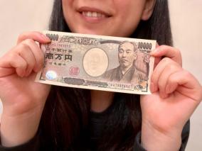 とある女子のお小遣い稼ぎ「1人で歌舞伎町を歩いて時給1万円！」