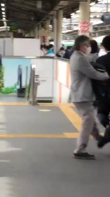 赤羽駅、JKから逃げる途中でこける痴漢動画が話題