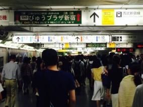 新宿駅で女性にぶつかりまくる男の衝撃動画が拡散