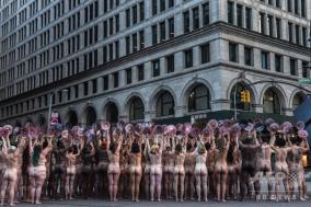 Facebookの乳首規制にカメラマンと全裸モデルが抗議行動