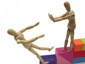 ターゲットの社会的地位を落とす簡単な方法