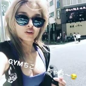ローラが乳首ポロリ動画を投稿し話題