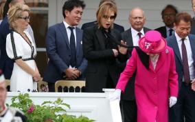 YOSHIKIのスカーフがエリザベス女王を直撃