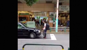 UberEats配達員がタクシーとトラブル、渋滞を引き起こす（動画）
