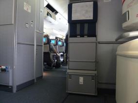 飛行機内トイレ閉鎖・通路で放尿した女性の動画がUPされる