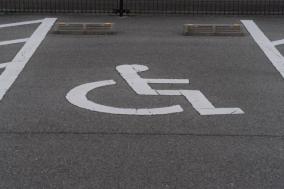 クリニック 健常者が障者用駐車スペースに車を停められないようにしたい