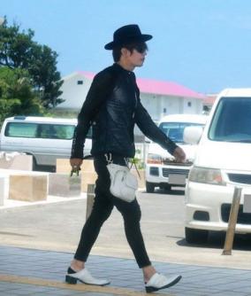 GACKTが西表島で暑苦しい格好のバカンスを撮られる