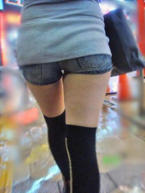 ホットパンツと太もものエロコンボ画像www　【19枚】