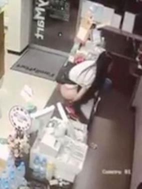 台湾ファミマで女性が放尿後、聖水を飲む異常事態