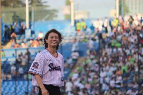 氷川きよしの始球式がオネエすぎると話題
