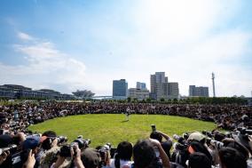 コミケ96コスプレイヤー「えなこ」囲み撮影がもはや結界