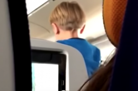 飛行機内で8時間叫び続ける男児（動画）