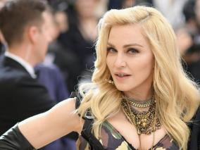 還暦マドンナがセルフィ下着姿を公開
