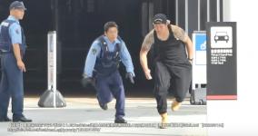 警察官の前で白い粉を落としたYouTuber西坂大治逮捕
