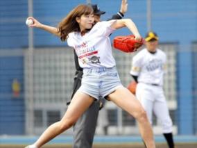 始球式を賢者目線で見る記事がこちらですwwww　【22枚】