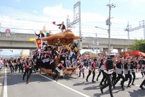 岸和田だんじり祭でいきなり横転（動画）