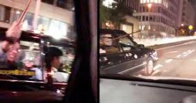 タクシーの乗客が、窓から杖で車を叩く動画が話題