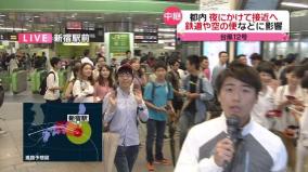 新宿駅の台風中継に常連ピンク帽眼鏡の女性が乱入（動画）
