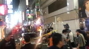 歌舞伎町三経ビルから飛び降り自殺、巻き添え男性負傷（動画）