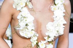 エロいニュース！ 美おっぱい決定！全員があわや乳首ポロリの超セクシー“花ブラ”