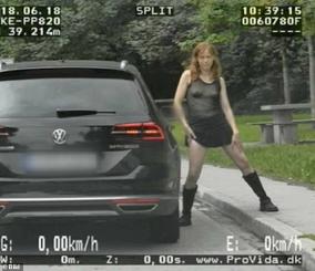 有名ドイツ人女優が駐車場で露出し御用（動画）