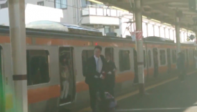 西荻窪で会社員が怒号＆大暴れ（動画）