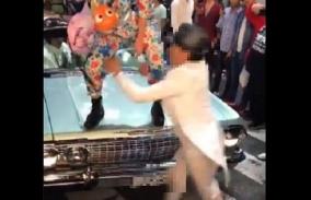 ハロウィン騒動、仮装女性が車から叩きとされる（動画）
