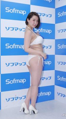 グラドル転換紺野栞の1年振り写真集が話題