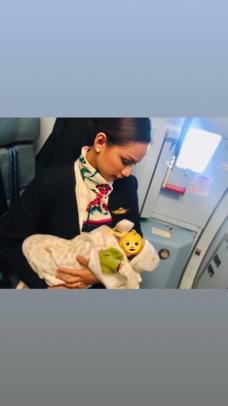 飛行機の中で赤ちゃん号泣、CAがとっさに授乳