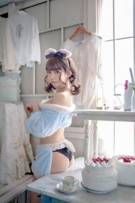 コスプレイヤーえなこ、露出がエスカレート