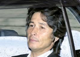 羽賀研二、保釈され沖縄のレストランでバイト中