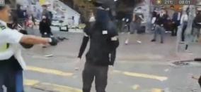 香港警察・デモ参加者に発砲の瞬間