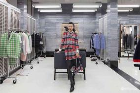 Koki、脚長加工失敗、靴からカカトがでる惨事