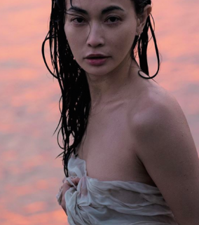 露出狂長谷川京子、今度はインスタにセミヌード