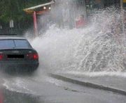 クリニック 車の跳ね水被害について