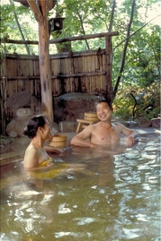 ハプニングが発生する混浴温泉