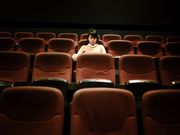 映画館で自分の周りの座席にほかのお客を座らせない方法