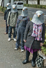 Googleストリートビューに謎のハト人間の集団
